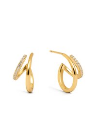 Goldene Ohrringe mit einem geschwungenen Design und glänzender Oberfläche, verziert mit einer Reihe von klaren Kristallen entlang einer Kante. Die einzigartige Drehung verleiht Tiefe.