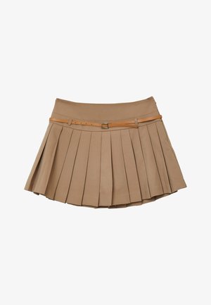 Knieumspielender, plissierter Rock aus hellbraunem Stoff, mit einem glatten Bund und einem dünnen, hellbraunen Gürtel mit einer metallischen Schnalle.