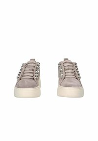 Sneakers in suede di un grigio chiaro con borchie argentate sui lati, dotate di suole in gomma beige e lacci coordinati.