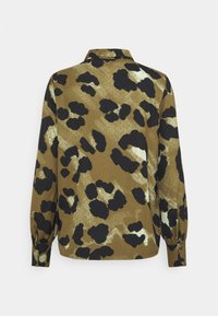Langärmliges Hemd mit einem Leopardenmuster in Gold und Schwarz auf einem hellbraunen Hintergrund; mit einem Kragen und gerafften Manschetten.