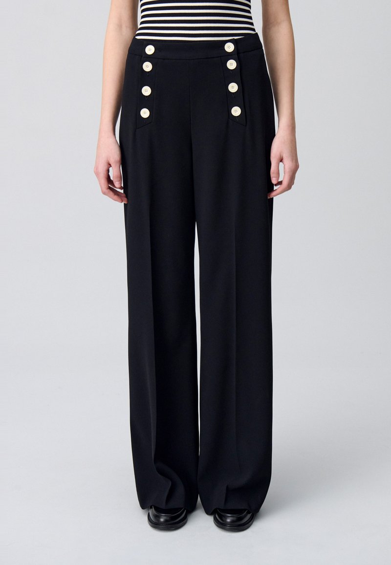 Pantaloni a gamba larga neri con vita alta, dotati di sei bottoni decorativi e tasche laterali. Tessuto morbido con una texture fluida.