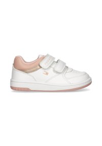 Sneakers bianchi con accenti rosa, due cinturini in velcro, tomaia in pelle liscia, punta perforata e suola in gomma texturizzata.