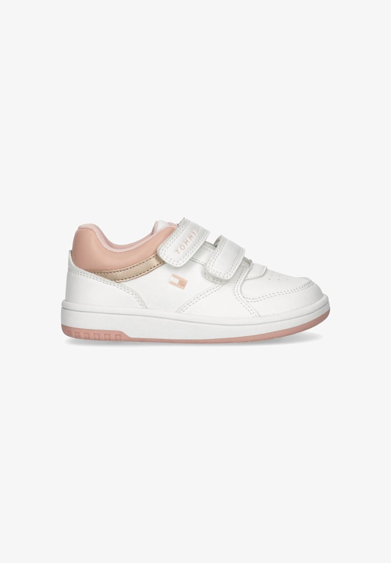 Sneakers bianchi con accenti rosa, due cinturini in velcro, tomaia in pelle liscia, punta perforata e suola in gomma texturizzata.