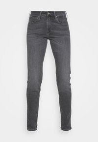 Jeans ajustados de mezclilla gris oscuro. Presentan cinco bolsillos, cierre de botón y costuras en contraste. Textura suave con un ligero estiramiento.