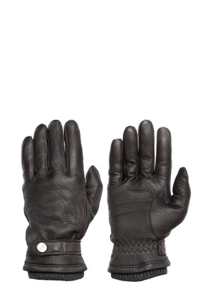 Skórzane rękawice w ciemnym brązie z przeszywanymi akcentami, teksturowana powierzchnia, prążkowany ściągacz oraz detal z zatrzaskiem przy nadgarstku.