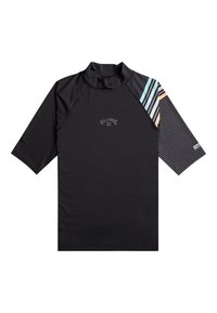Svart kortärmad rash guard med hög hals. Har ett flerfärgat randigt mönster på ena axeln och en logotyp på framsidan.
