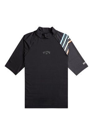 Černý krátký rukáv rash guard s vysokým límcem. Má vícbarevný pruhovaný vzor na jednom rameni a logo na přední straně.
