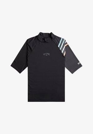 Musta lyhythihainen rash guard, jossa on korkea kaulus. Tässä on monivärinen raidallinen kuvio yhdellä olkapäällä ja logo edessä.