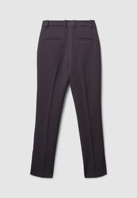 Pantalons ajustés violets avec une texture lisse, dotés d'un devant plat, de deux poches arrière et de passants de ceinture, conçus pour une silhouette ajustée.