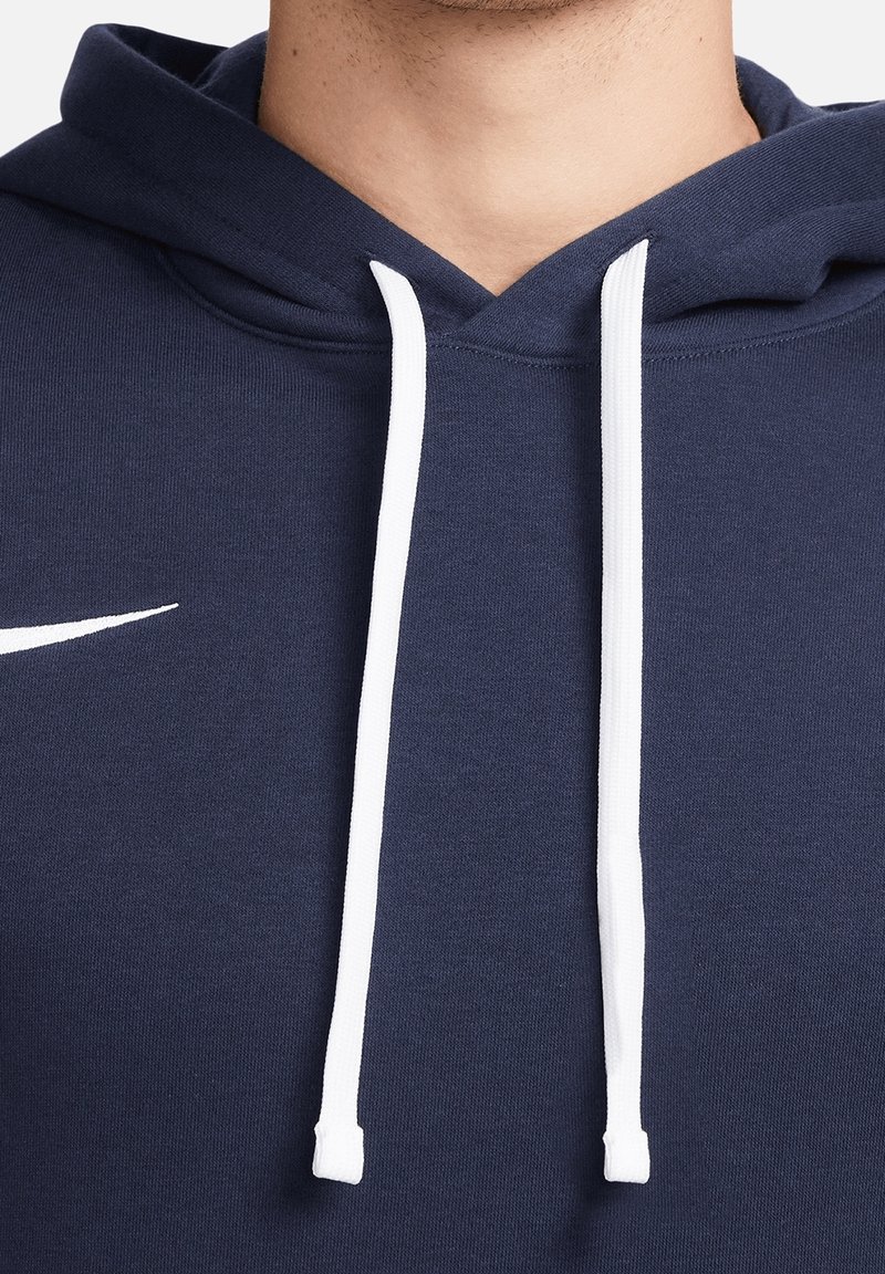 Sudadera azul marino con una textura suave, que presenta un cordón blanco y un logo blanco de Nike en el área del pecho izquierdo.