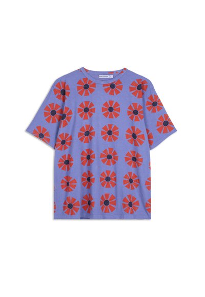 Camiseta de algodón morada con un patrón repetido de flores rojas con centros negros. Manga corta y escote redondo.