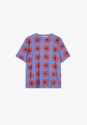 T-shirt a maniche corte in cotone viola chiaro, con un motivo a fiori rossi ripetuti con centri neri. Collo rotondo e vestibilità comoda.