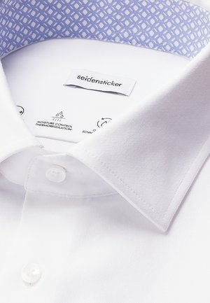 Weißes Hemd mit blauem gemustertem Innenkragen, Markenlabel "seidensticker" und sichtbaren Knöpfen auf der Front.