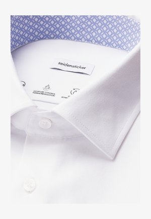 Weißes Hemd mit blauem gemustertem Innenkragen, Markenlabel "seidensticker" und sichtbaren Knöpfen auf der Front.