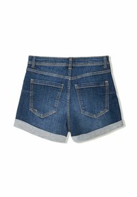 Denimshorts med mörk tvätt, uppvikta nederkanter och två bakfickor. Har subtila sömdetaljer i ljusare tråd.