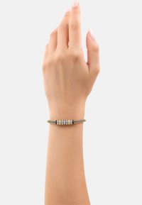 Bracciale oro e nero con accenti metallici e design in rete testurizzata, caratterizzato da perle circolari in tonalità argento e oro.