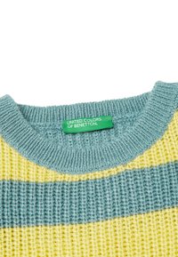Sweter dzianinowy z okrągłym dekoltem, z na zmianę ułożonymi niebieskimi i żółtymi paskami. Metka z napisem "United Colors of Benetton." Teksturowana powierzchnia.