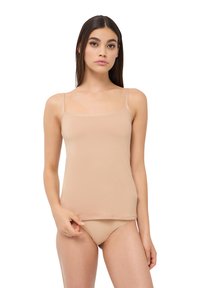 Canotta beige con spalline sottili, realizzata in tessuto morbido e elasticizzato. Presenta una scollatura rettangolare e un design aderente.