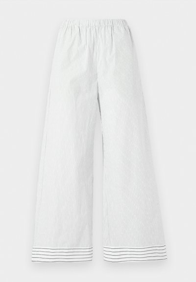 Άσπρο παντελόνι με φαρδιά μπατζάκια και λεπτές κάθετες γκρι ρίγες, ελαστική μέση και οριζόντιες ρίγες στη ραφή.