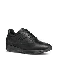 Sneaker in pelle nera con chiusura a lacci, parte superiore strutturata, collare imbottito e suola in gomma flessibile con un design del battistrada a motivi.