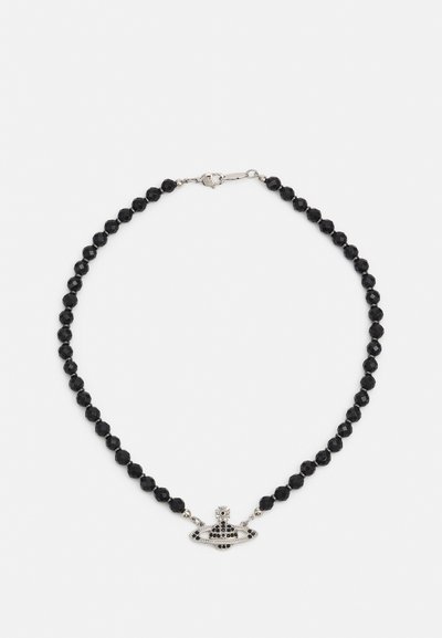 Colier din mărgele negre cu un design fațetat, având accesorii de nuanță argintie și un emblema decorativă centrală care seamănă cu o coroană.