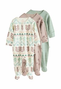 Trois pyjamas pour bébé : un crème avec des motifs d'ours et d'arbres, un taupe uni avec de petits imprimés d'ours, et un design à carreaux verts.