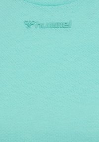 Himmelblaues Hummel-T-Shirt mit strukturiertem Stoff und geprägtem Logo. Verfügt über einen runden Ausschnitt und ein weiches, atmungsaktives Material.