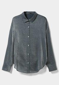 Mörkgrå knäppskjorta med texturerad tyg, långa ärmar, spetsig krage och rundad nederkant. Har ljusblå knappar.