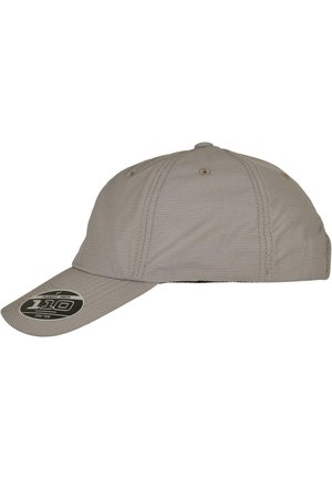 Grå baseballcap med en buet skygge, tekstureret stof, seks paneler og et sort rundt logo på fronten, der har teksten "110."
