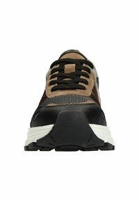 Veterschoenen met een bovenwerk van tan suède en mesh, zwarte accenten, en een dikke witte zool met een gestructureerd loopvlak.