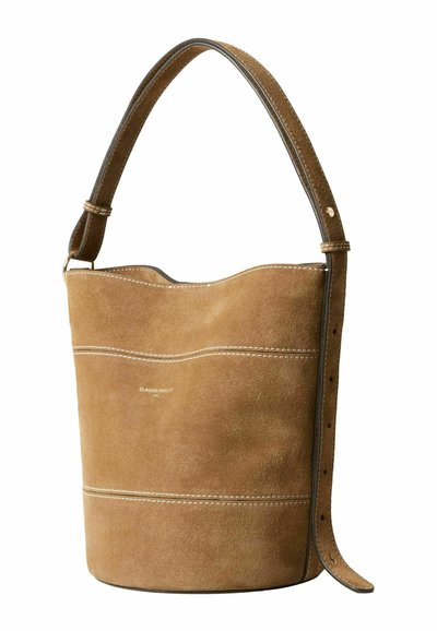 Borsa a secchiello in suede marrone chiaro con parte superiore leggermente curva, cuciture a contrasto, tracolla regolabile e dettaglio con logo impresso.