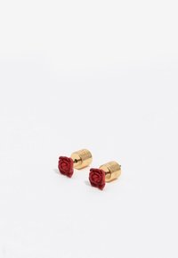 Pendientes de botón en tono dorado que presentan diseños de rosas rojas en la parte superior, con una textura lisa y un detalle de base cilíndrica.