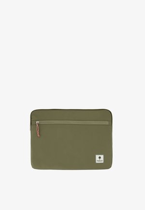 Olivengrüne, rechteckige Laptop-Hülle mit Front-Reißverschlussfach und kleinem weißen Logo-Patch in der unteren rechten Ecke.