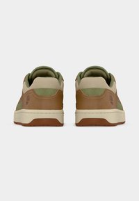 Καφέ και πράσινα αθλητικά παπούτσια με επάνω μέρος από σουέντ και δέρμα, ανθεκτική σόλα από καουτσούκ και επένδυση στον αστράγαλο. Διαθέτουν λογότυπο στη φτέρνα και αντιθετικά πάνελ.