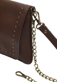 Borsa a pochette in pelle marrone con dettagli in perline dorate, una tracolla staccabile e texture liscia a contrasto lungo i bordi.