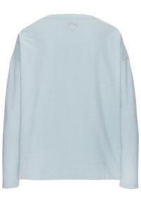 Top de manga larga azul claro, con un cuello redondo y un pequeño detalle de logo en la parte de atrás. Tejido suave con un ajuste holgado.