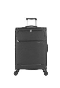 Maleta de tela negra con asa retráctil, compartimentos con cremallera, ruedas suaves y detalle de logo. Diseño simple y rectangular.