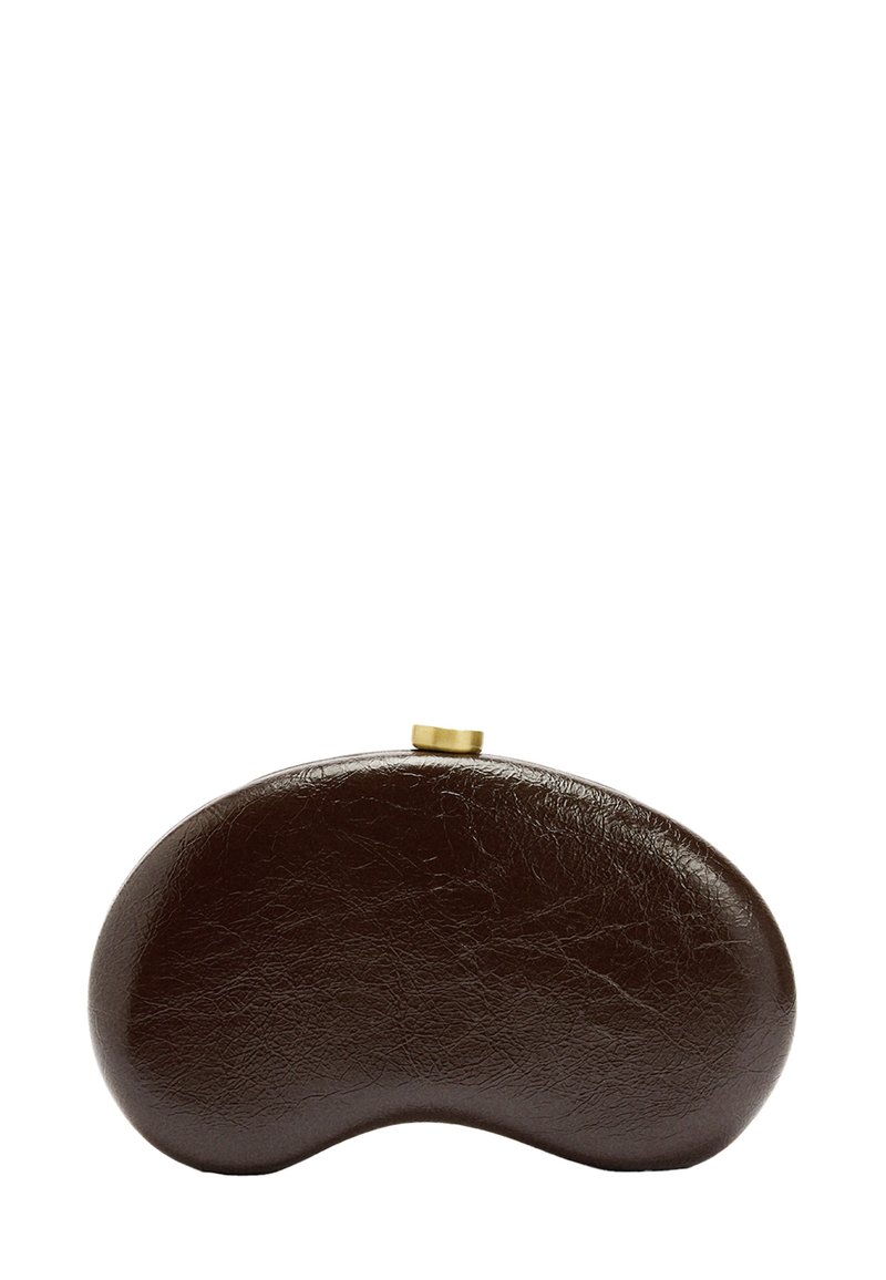 Ciemnobrązowa skórzana sakiewka na monety o zaokrąglonym, nerkowatym kształcie z małym mosiężnym zapięciem u góry.