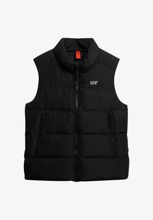 Czarna kamizelka puchowa z wysokim kołnierzem, zapięciem na zamek błyskawiczny z przodu, dwoma kieszeniami bocznymi na zamek i logo na klatce piersiowej. Gładka tekstura, ocieplana konstrukcja.
