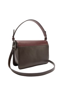Brązowa skórzana torba na ramię z bordową klapką. Smukły, prostokątny kształt, wyposażona w regulowany pasek i srebrne dodatki.
