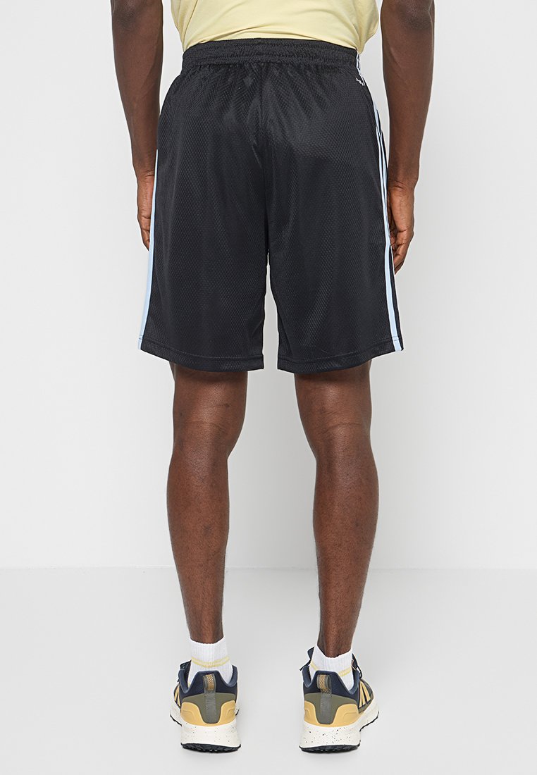 Pantalones cortos deportivos negros con textura de malla, que cuentan con rayas azul claro a los lados y una cintura elástica.