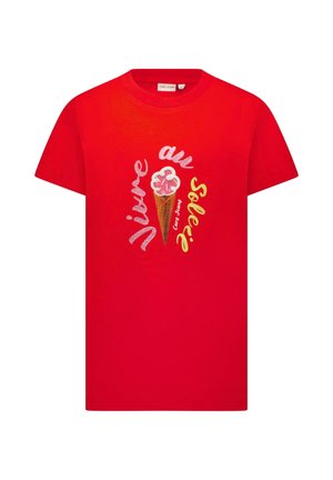 Rood T-shirt met korte mouwen, bedrukt met een afbeelding van een ijsje in een hoorntje met roze en witte details, en de tekst "Vivre au Soleil" in geel.