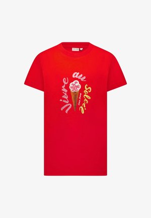 Rood T-shirt met korte mouwen, bedrukt met een afbeelding van een ijsje in een hoorntje met roze en witte details, en de tekst "Vivre au Soleil" in geel.