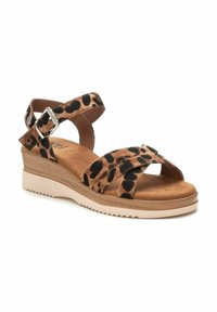 Sandalias de cuña con estampado de leopardo y tiras cruzadas, material de ante sintético marrón y suela de plataforma color beige claro. Detalle de hebilla ajustable.