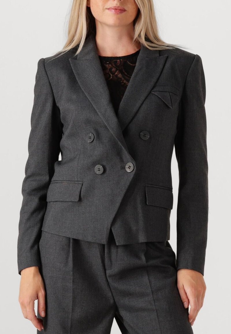 Grå dubbelknäppt blazer i texturerat tyg, med djärva knappar, skarpa slag och två framfickor. Fodret syns under.