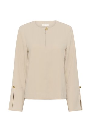Béžová halenka s dlouhým rukávem, kulatým výstřihem, předním rozparkem a zlatými knoflíky na límci a manžetách.