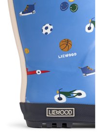 Stivali di gomma blu per la pioggia con motivi giocosi, tra cui scarpe da ginnastica, palloni e una bicicletta. Presentano una suola scura e un'emblema di marca.