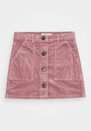Mini-jupe rose en velours côtelé avec quatre grands boutons devant, deux poches avant et des passants de ceinture visibles, posée à plat sur fond blanc.
