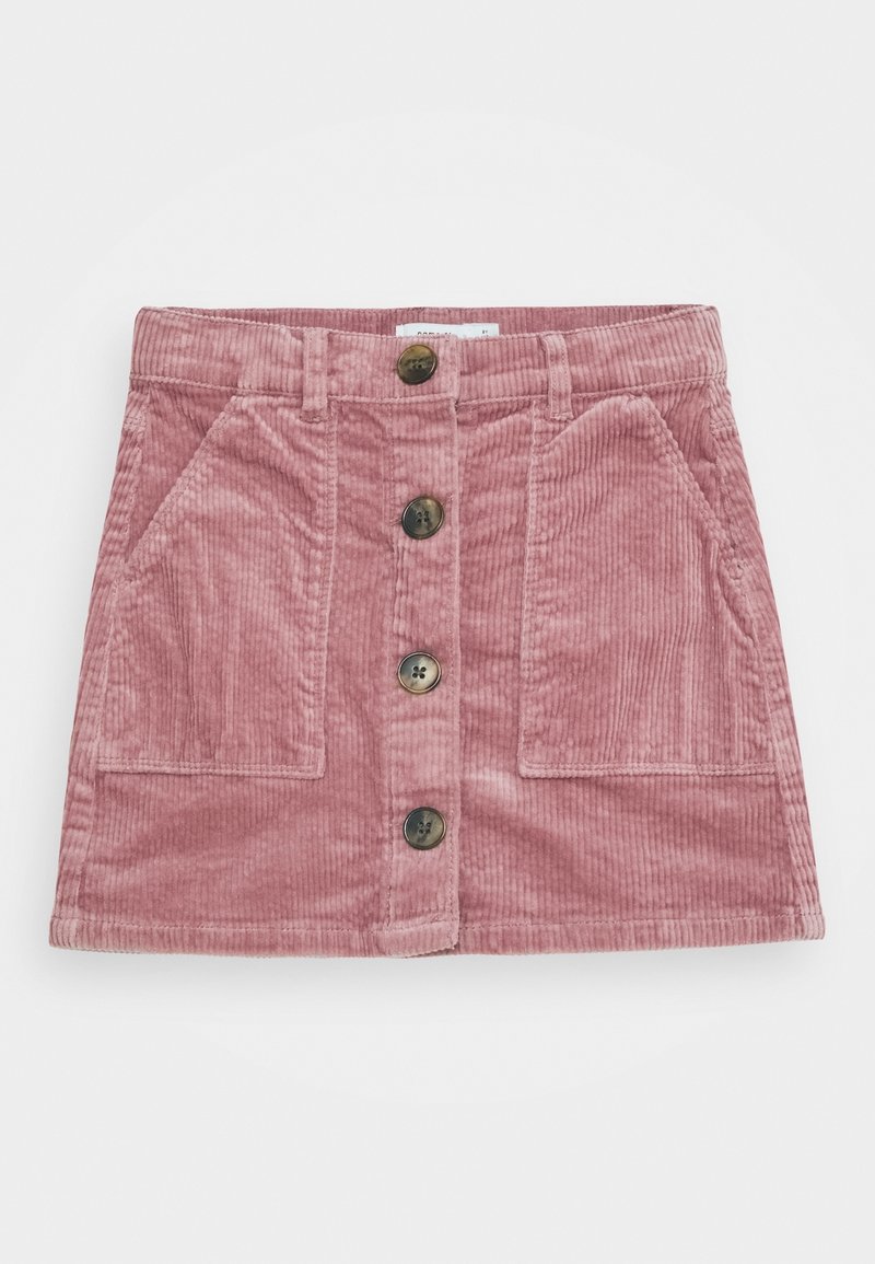 Mini-jupe rose en velours côtelé avec quatre grands boutons devant, deux poches avant et des passants de ceinture visibles, posée à plat sur fond blanc.