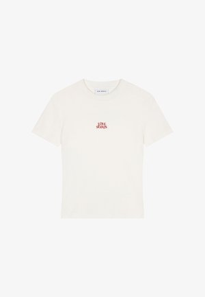 Maglietta bianca in cotone con maniche corte e scollo a girocollo. Presenta una piccola scritta grafica rossa "LOVE SEASON" sul petto.